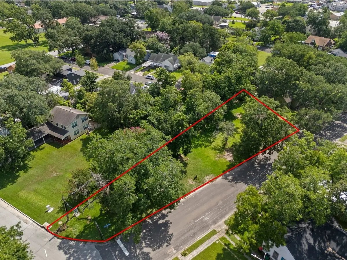 214 W Hunnicutt Street, Baytown, TX 77520 - #1