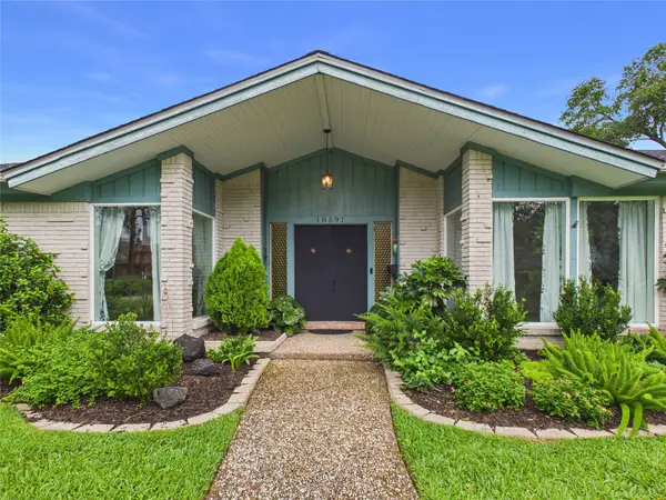18591 Martinique Drive, Nassau Bay, TX 77058