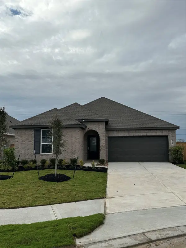 3110 Emerald Hills Drive, Angleton, TX 77515
