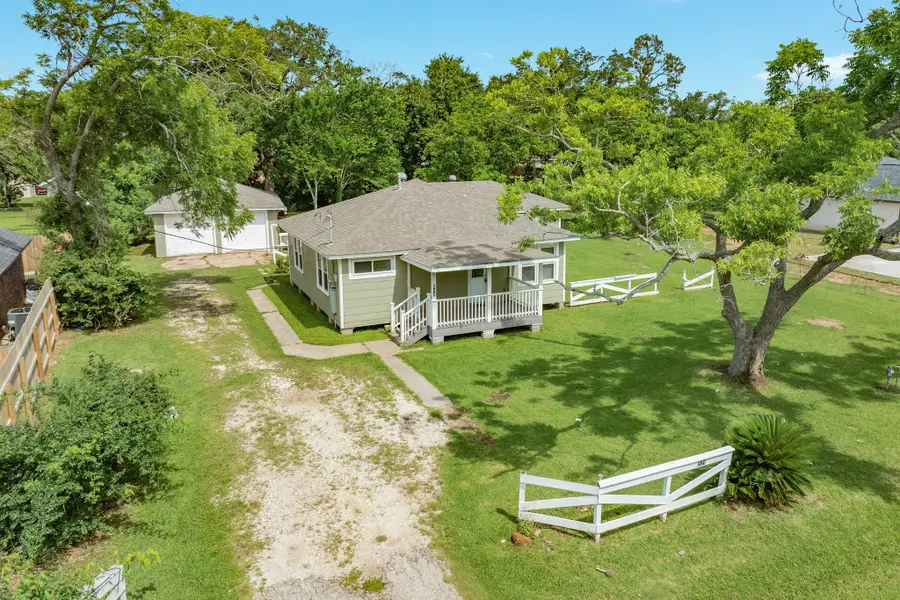 824 Elm Street, Clute, TX 77531 - #2