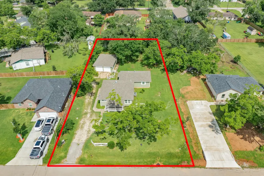 824 Elm Street, Clute, TX 77531 - #3