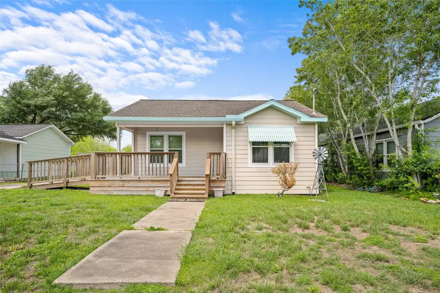 405 N College Street, Weimar, TX 78962 - #2