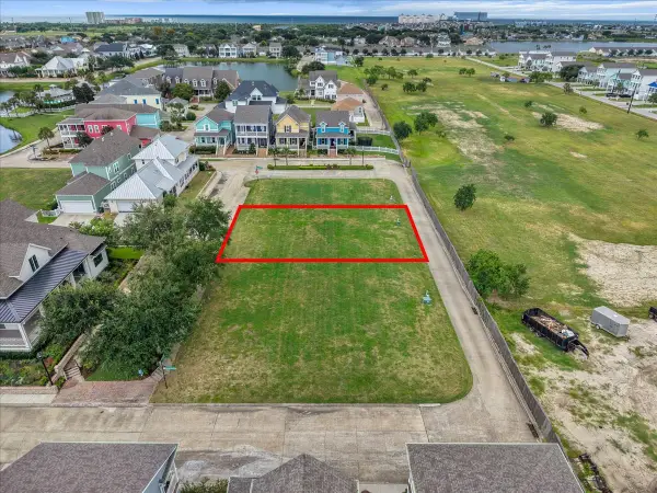 5 Meridian Way, Galveston, TX 77554