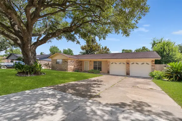 104 Talisman Street, Lake Jackson, TX 77566