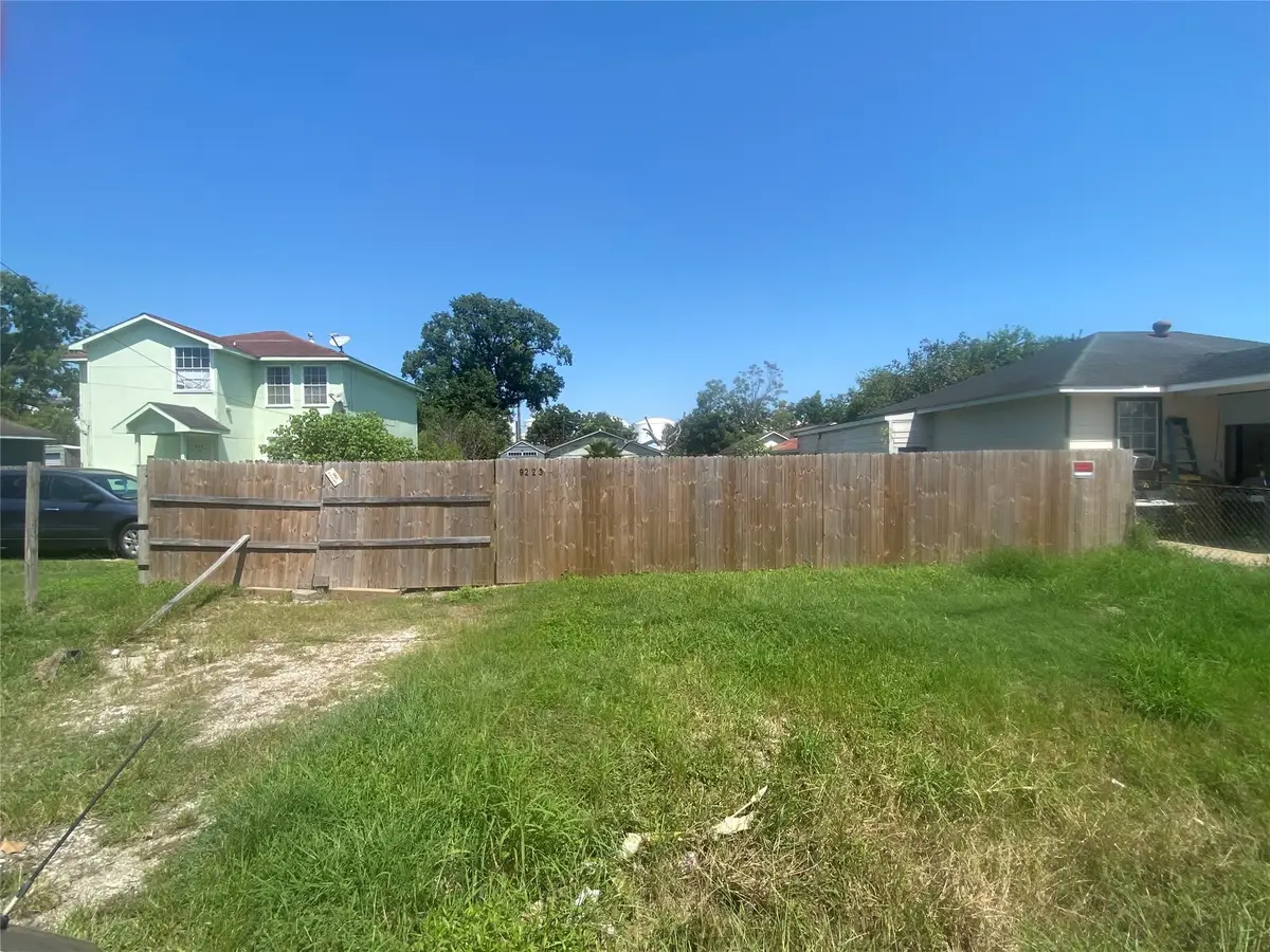 9223 E Avenue P, Houston, TX 77012 - Image #1