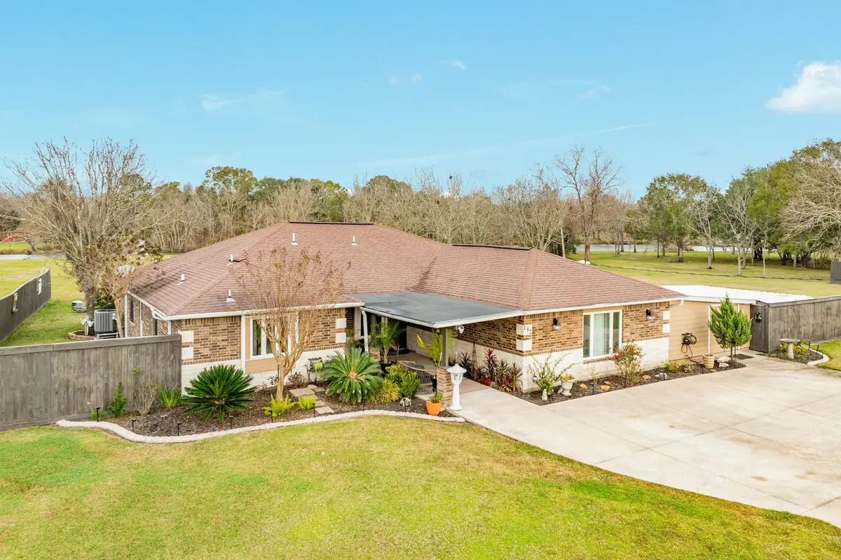 152 Lakewood Drive, Angleton, TX 77515 - Image #1