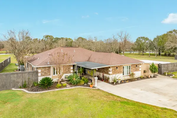 152 Lakewood Drive, Angleton, TX 77515