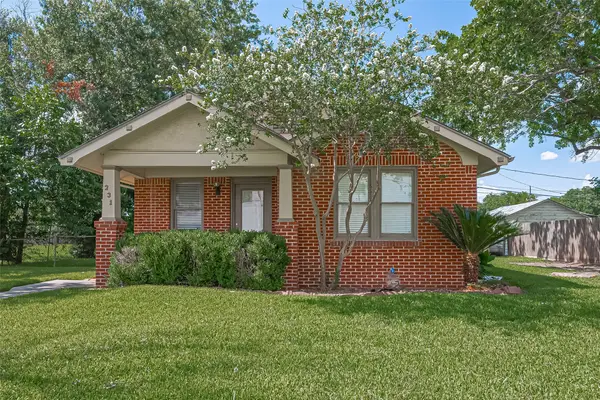 231 Lakeview Drive, Sugar Land, TX 77498