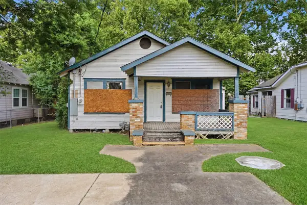 202 S Magnolia Street, Highlands, TX 77562