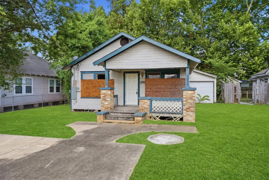 202 S Magnolia Street, Highlands, TX 77562 - #2