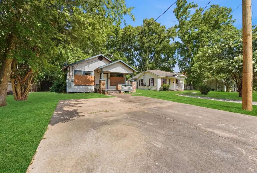 202 S Magnolia Street, Highlands, TX 77562 - #3