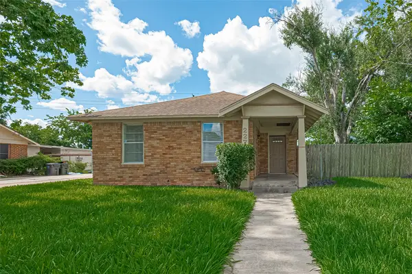 227 Lakeview Drive, Sugar Land, TX 77498