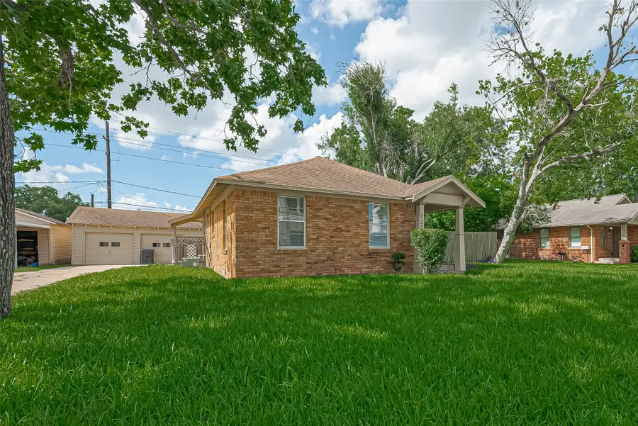 227 Lakeview Drive, Sugar Land, TX 77498 - Image #2