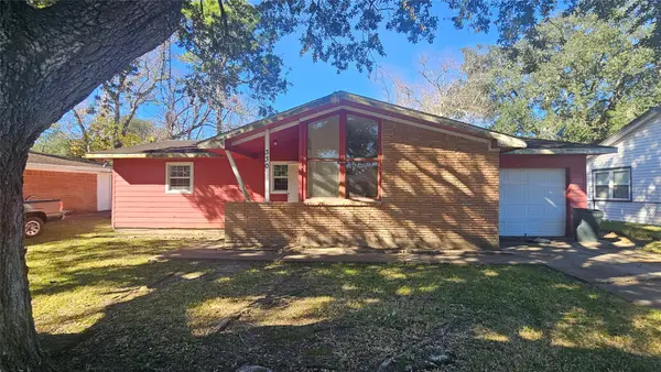 330 Cedar Drive, Hitchcock, TX 77563