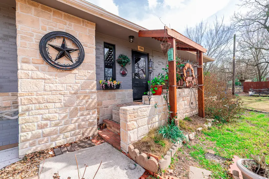 406 S Owensville Street, Franklin, TX 77856 - Image #2