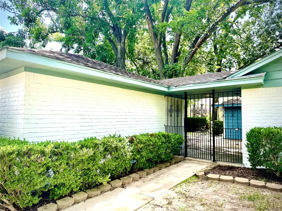 10903 Holly Springs Drive, Houston, TX 77042 - Image #3