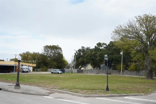 802 9th Avenue N, Texas City, TX 77590