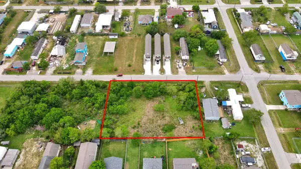 433 13th St, San Leon, TX 77539