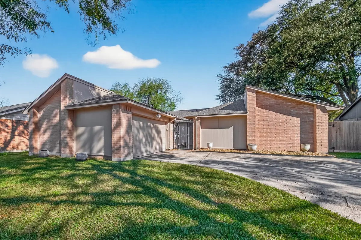 17043 Coachmaker Drive, Friendswood, TX 77546 - Image #1