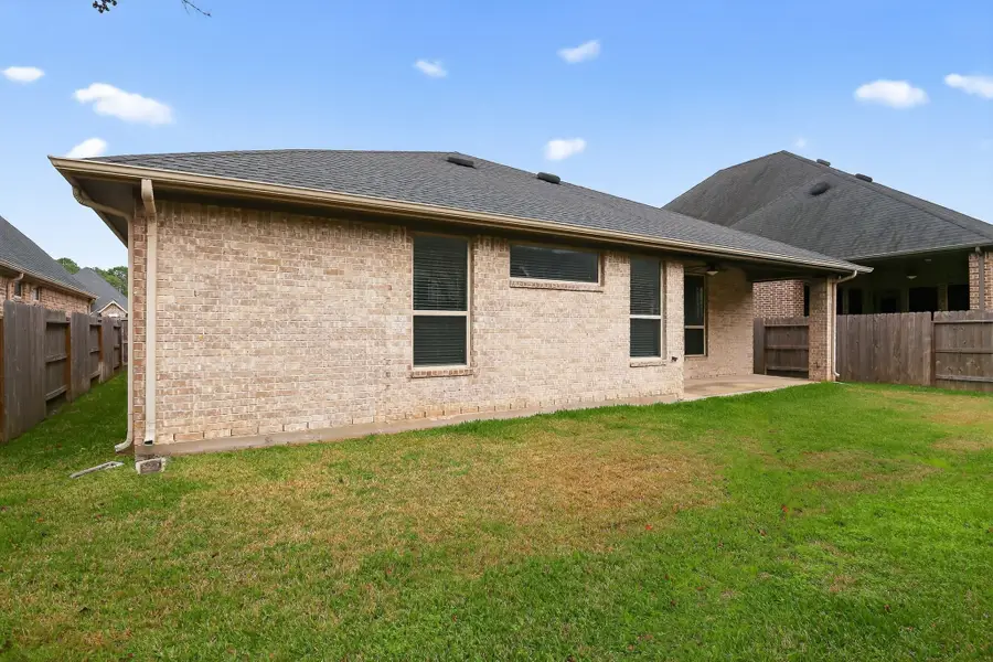 506 Blossom Cove Court, Pinehurst, TX 77362 - Image #2