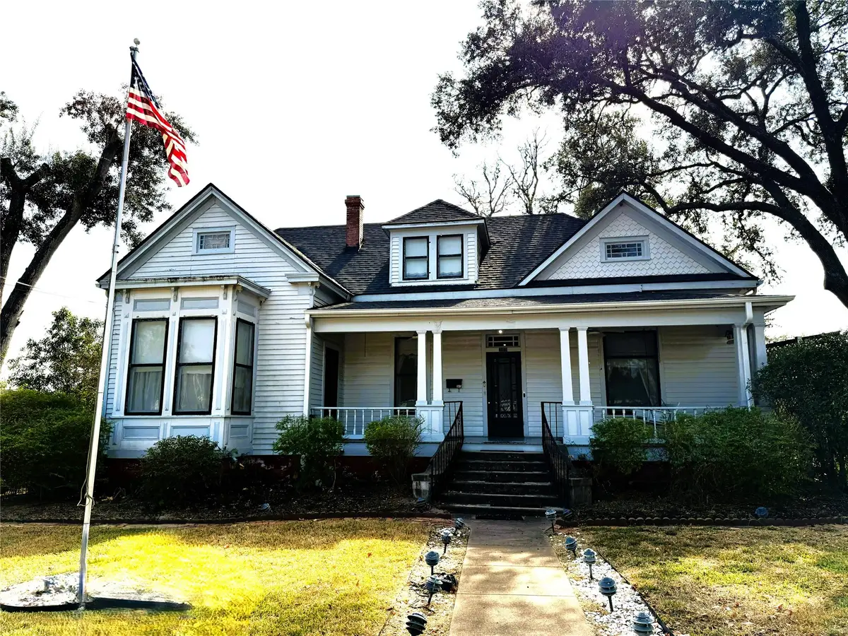 303 E Austin Street E, Bellville, TX 77418 - Image #1