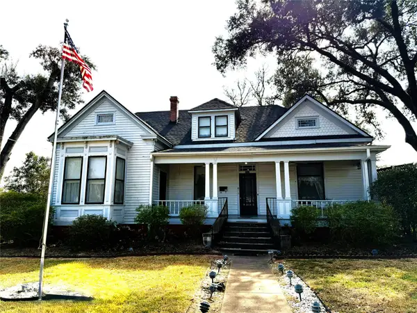 303 E Austin Street E, Bellville, TX 77418