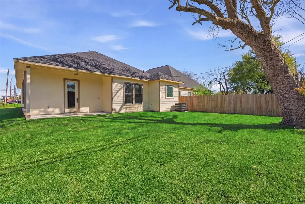 800 S 1st Street, La Porte, TX 77571 - #1