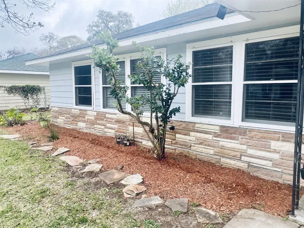 910 Magnolia Street, Lake Jackson, TX 77566 - Image #1