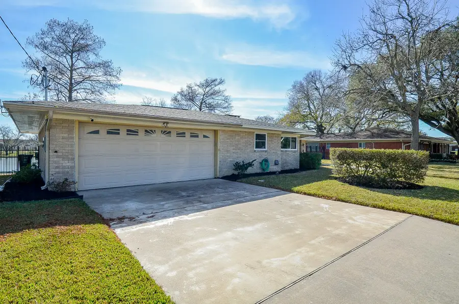 414 Lakeview Drive, Sugar Land, TX 77498 - Image #2