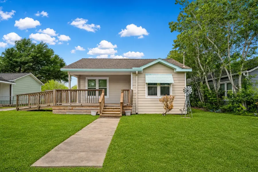 405 N College Street, Weimar, TX 78962 - #2