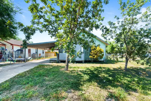 212 E Avenue B, Robstown, TX 78380