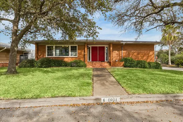 6 Cedar Lawn Circle, Galveston, TX 77551