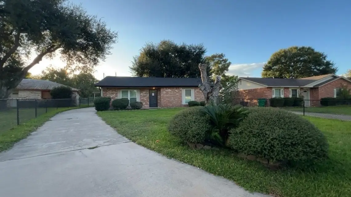 1226 Valley Drive, Angleton, TX 77515 - Image #1