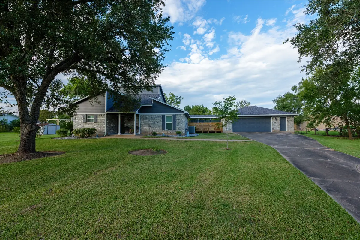111 Otter Trail, Lake Jackson, TX 77566 - Image #1