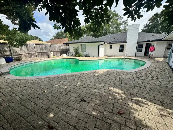 7706 Braesview Lane, Houston, TX 77071