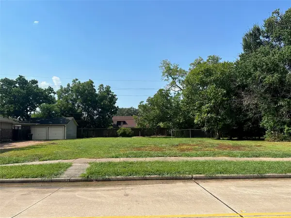 611 Lakeview Drive, Sugar Land, TX 77498