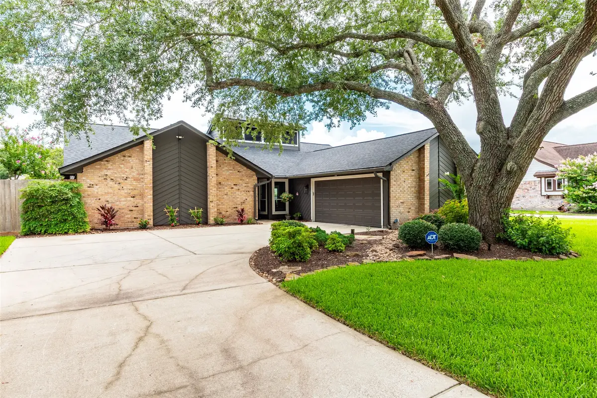 1811 Hunt Drive, Friendswood, TX 77546 - Image #1