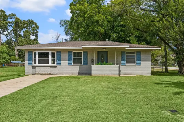 2439 S Austin Avenue, Pearland, TX 77581