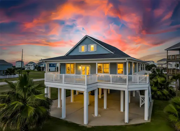 3910 Palmdale Court, Galveston, TX 77554
