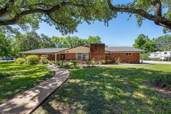 616 Cannan Drive, Angleton, TX 77515