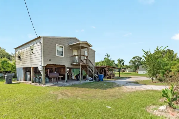 445 Creekside Drive, Holiday Lakes, TX 77515