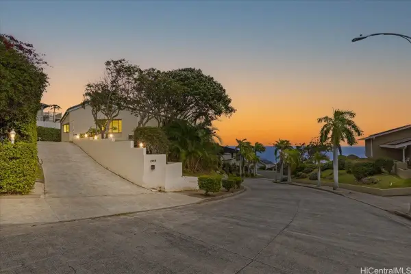 1717 Palaau Street, Honolulu, HI 96821