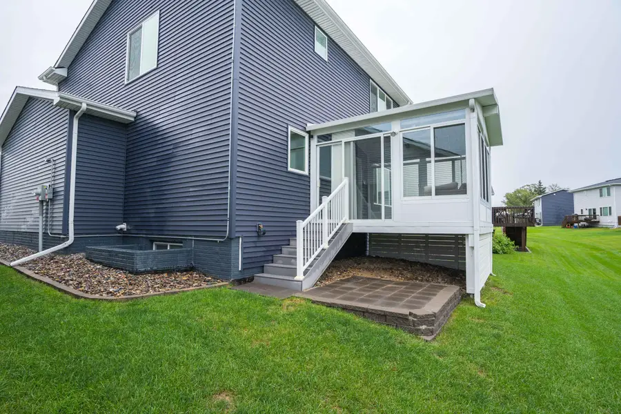 16632 Oakwood Drive, Urbandale, IA 50323 - #2