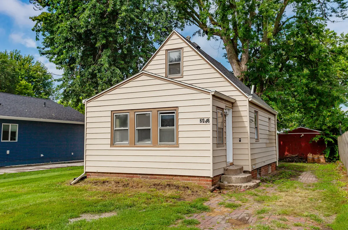2416 E 38th Court, Des Moines, IA 50317 - #1