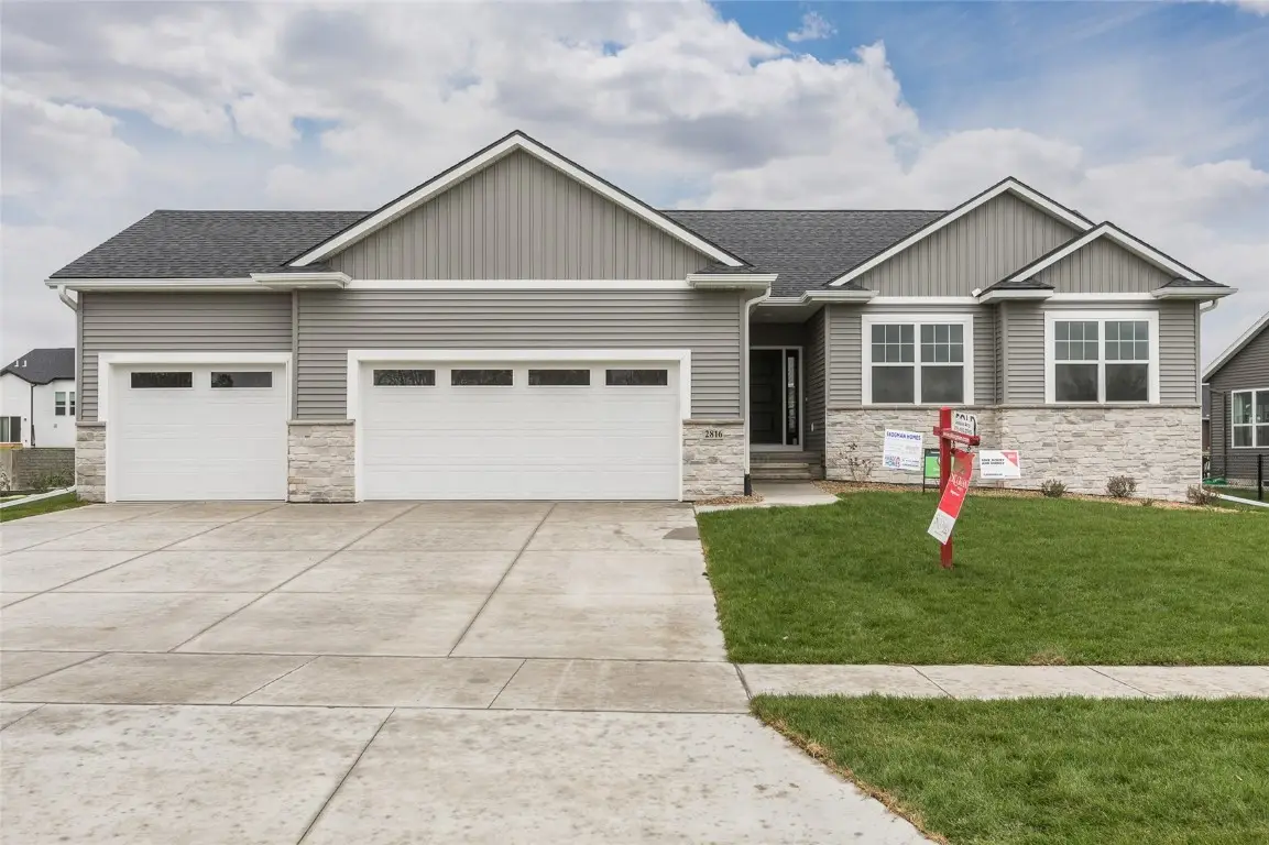 219 Meadows Field Drive Ne, Cedar Rapids, IA 52402 - Image #1