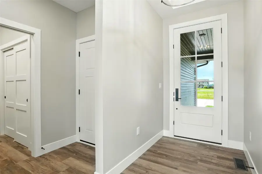 904 Long Dr, Solon, IA 52333 - Image #2