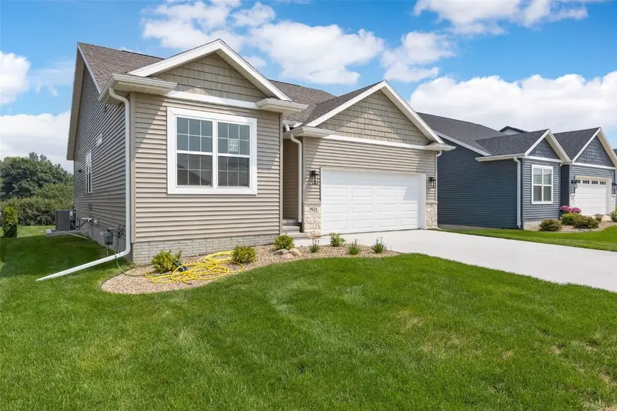 9124 Grand Oaks Drive Ne, Cedar Rapids, IA 52402 - Image #2