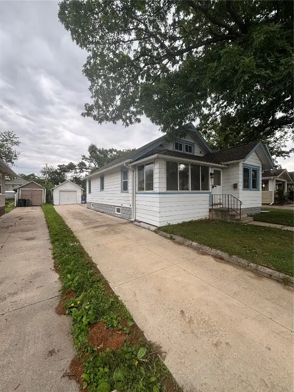 832 Daniels Street Ne, Cedar Rapids, IA 52402
