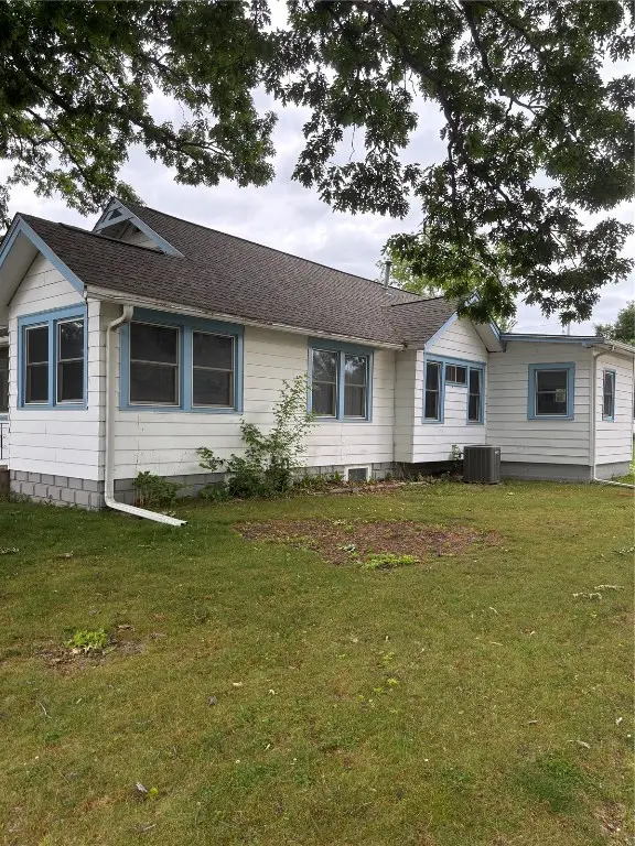 832 Daniels Street Ne, Cedar Rapids, IA 52402 - Image #2