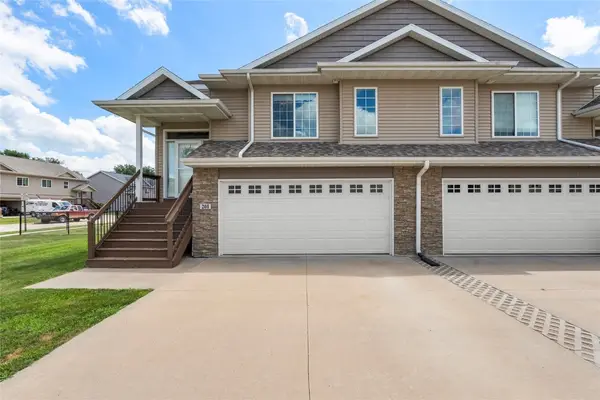 201 Sierra Park Dr, Hills, IA 52235